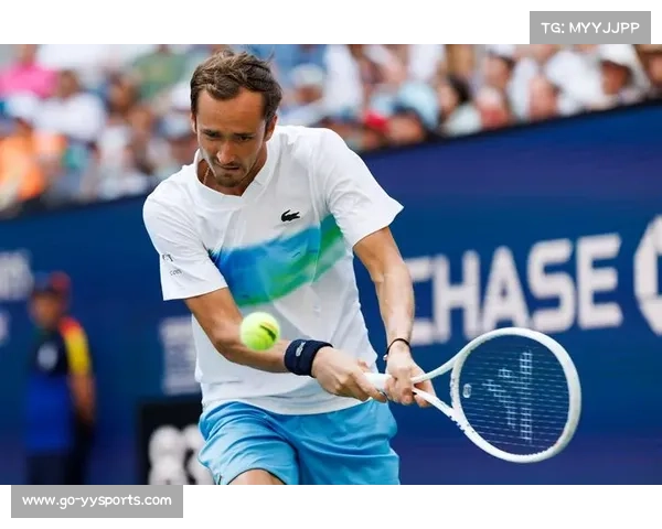 美网男单第四轮：梅德韦杰夫发球胜赛局遭破发，五盘大战憾负新星